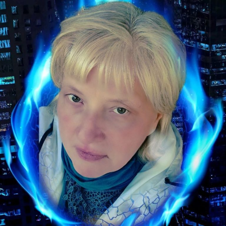 Porträt einer Frau, Lerncoach Tine, mit blonden Haaren, umgeben von einem leuchtend blauen Rahmen.